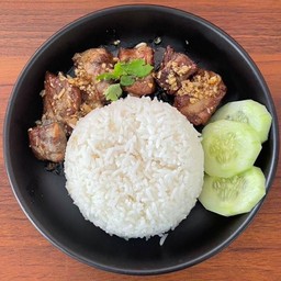 ข้าวซี่โครงหมูทอดกระเทียมพริกไทย/ทอดน้ำปลา