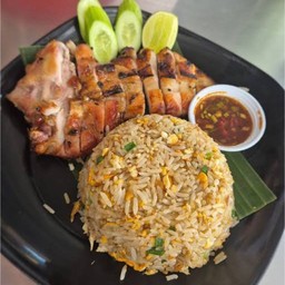 ข้าวผัดกระเทียมกลิ่นหอม ไก่ย่างจิ้มแจ่วพร้อมผักเคียง