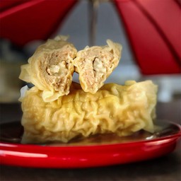 เกี๊ยวหมูไส้ปลาดอลลี่ 4 ชิ้น