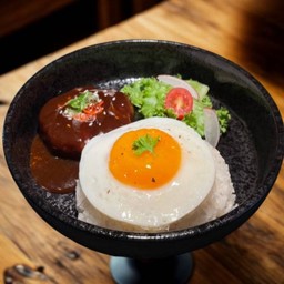 ข้าวหน้าเนื้อแฮมเบิร์กพร้อมไข่ดาว