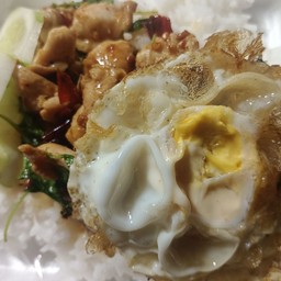 ข้าวกระเพราไก่ไข่ดาว