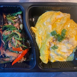 ข้าวกะเพราขาหมู+ไข่ข้น