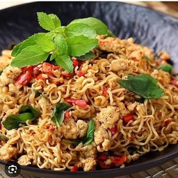 มาม่าผัดกระเพราไก่ โปะไข่ดาวหรือไข่ข้น