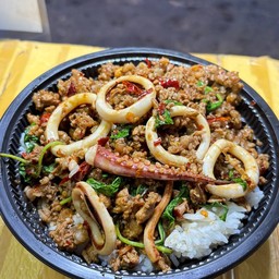 กะเพราหมูสับ+ปลาหมึกพริกแห้ง