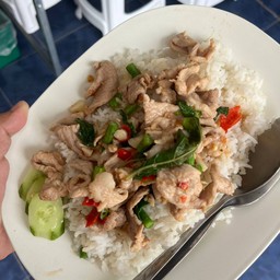 ข้าวกะเพราไก่ชิ้น