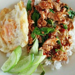 กระเพาหมูชิ้นราดข้าว+ไข่ดาว