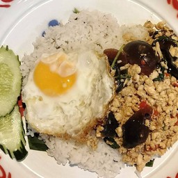 กะเพราไก่สับไข่เยี่ยวม้า+ไข่ดาว