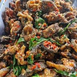 กระเพราปลาดุกทอดกรอบ