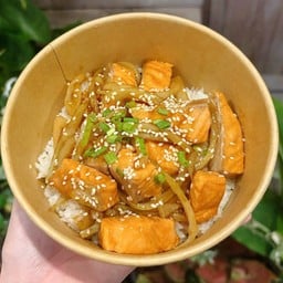 ข้าวแซลม่อนผัดซอสญี่ปุ่น