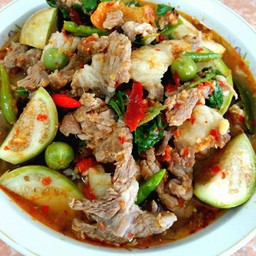 แกงป่าเนื้อชิ้นติดมันใส่มะเขือ