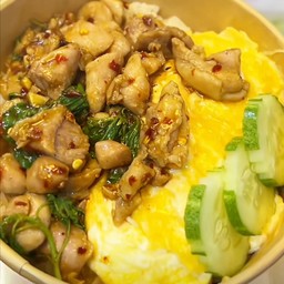 ข้าวราดกระเพราไก่ชิ้น+ไข่ข้น ไข่2 ฟอง