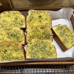 ขนมปังโฮมเมด เนยกระเทียมชีส