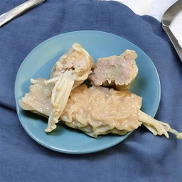 เกี๊ยวหมูไส้เห็ดเข็มทอง 4 ชิ้น