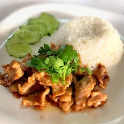 หมูทอดกระเทียมพริกไทยราดข้าว