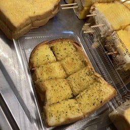 ขนมปังปิ้งแผ่นเนยกระเทียม