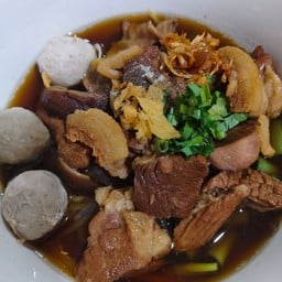 ก๋วยเตี๋ยวเรือน้ำหมูตุ๋น
