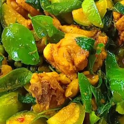 พริกแกงคั่วกลิ้งผัดไก่ใส่มะเขือ