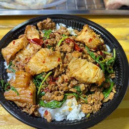 กะเพราหมูสับ+หมูกรอบพริกแห้ง