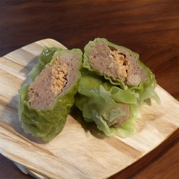 เกี๊ยวหมูไส้ปลาแซลมอน 4 ชิ้น