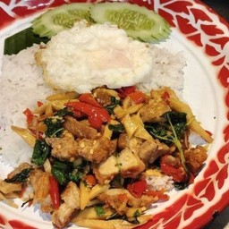 กะเพราหมูกรอบหน่อไม้+ไข่ดาว