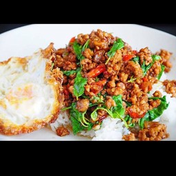 กระเพาหมูสับราดข้าว+ไข่ดาว