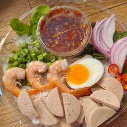 ยำขนมจีนกุ้งสุก+หมูยอ+ไข่ต้มครึ่งใบ