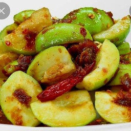 มะม่วงเบาคลุกน้ำปลาหวาน