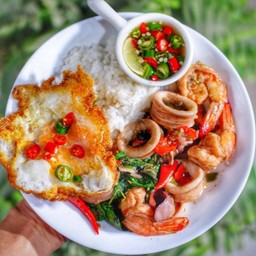 ข้าวกระเพรา กุ้งหมึก พระราม9
