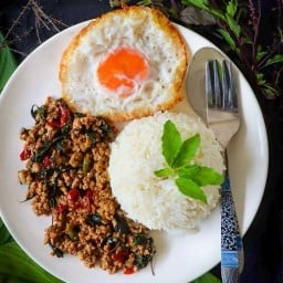 กระเพาคุณแนน บ้านเอื้อเชียงรากน้อย