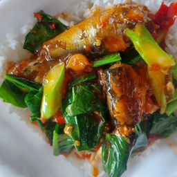 คะน้าปลากระป๋องราดข้าว