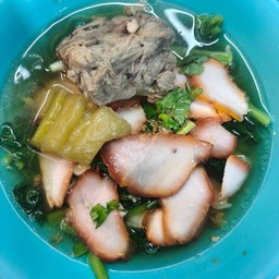 เกี๊ยวหมูแดงน้ำใส่