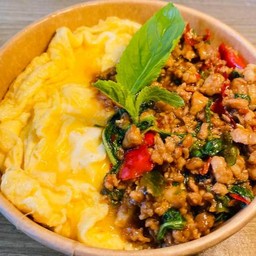 ข้าวไข่ข้นกะเพราโบราณ ชวัล-ชยา คาเฟ่