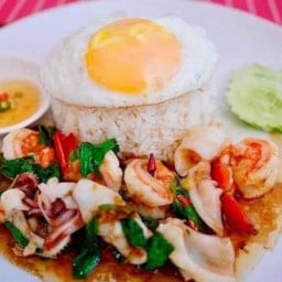 กะเพราราดข้าว อาหารตามสั่ง ครัวหน้าบ้าน ถนนหัก หนองโพรง