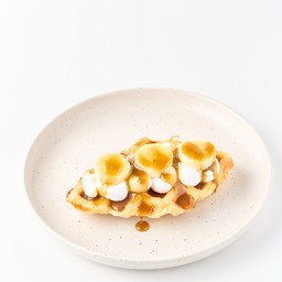 ครอฟเฟิลกล้วยหอมบัตเตอร์คาราเมลครีมสด