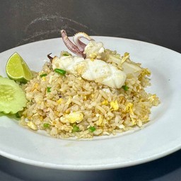 ข้าวผัดปลาหมึกสด