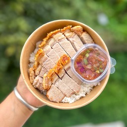 ข้าวหมูกรอบน้ำจิ้มแซบบ