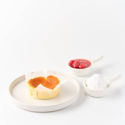 Mini Basque Cheesecake & Strawberry Syrup  Cream ชีสเค้กหน้าไหม้สตอเบอรี่ครีมสด