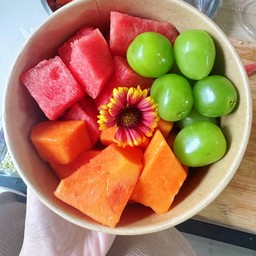 ผลไม้พร้อมทาน ร้านรักแรก