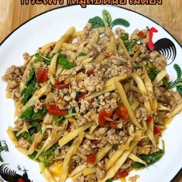 กระเพราหมูสับใส่หน่อไม้ดอง