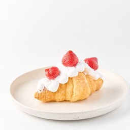 ครัวซองต์สตอรี่เชื่อมและครีมสด