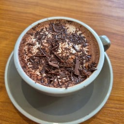 Gust Coffee หน้าหมู่บ้านชนากานต์ กลางเมือง