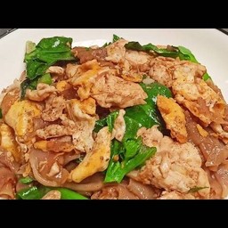 เส้นใหญ่ ผัดซีอิ๊ว ไก่