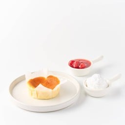 Mini Basque Burnt Cheesecake and Strawberry Syrup  Cream ชีสเค้กหน้าไหม้และสตอเบอรี่เชื่อมครีมสด