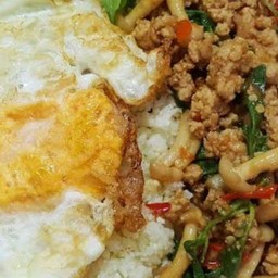 ข้าวหน้ากระเพราหมูสับใส่เห็ดชิเมจิ+ไข่ดาว