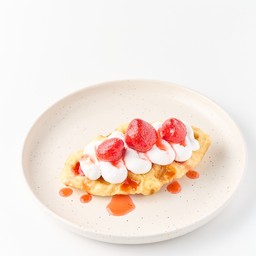 ครอฟเฟิลสตอเบอรี่เชื่อมและครีมสด