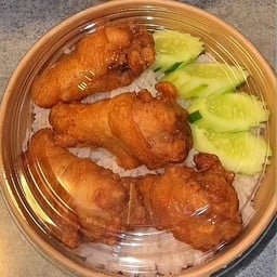 ข้าวปีกบนไก่ทอดน้ำปลา