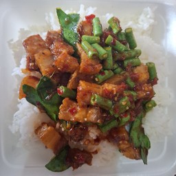 ข้าวพริกแกงหมูกรอบ