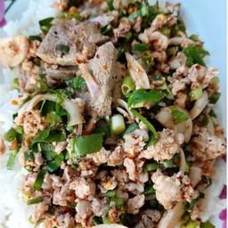 ลาบหมู ราดข้าวสวย