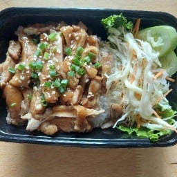 โมริยากิ-ข้าวไก่เทอริยากิ+อาหารไทย
