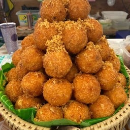 ยำแหนมข้าวทอด
